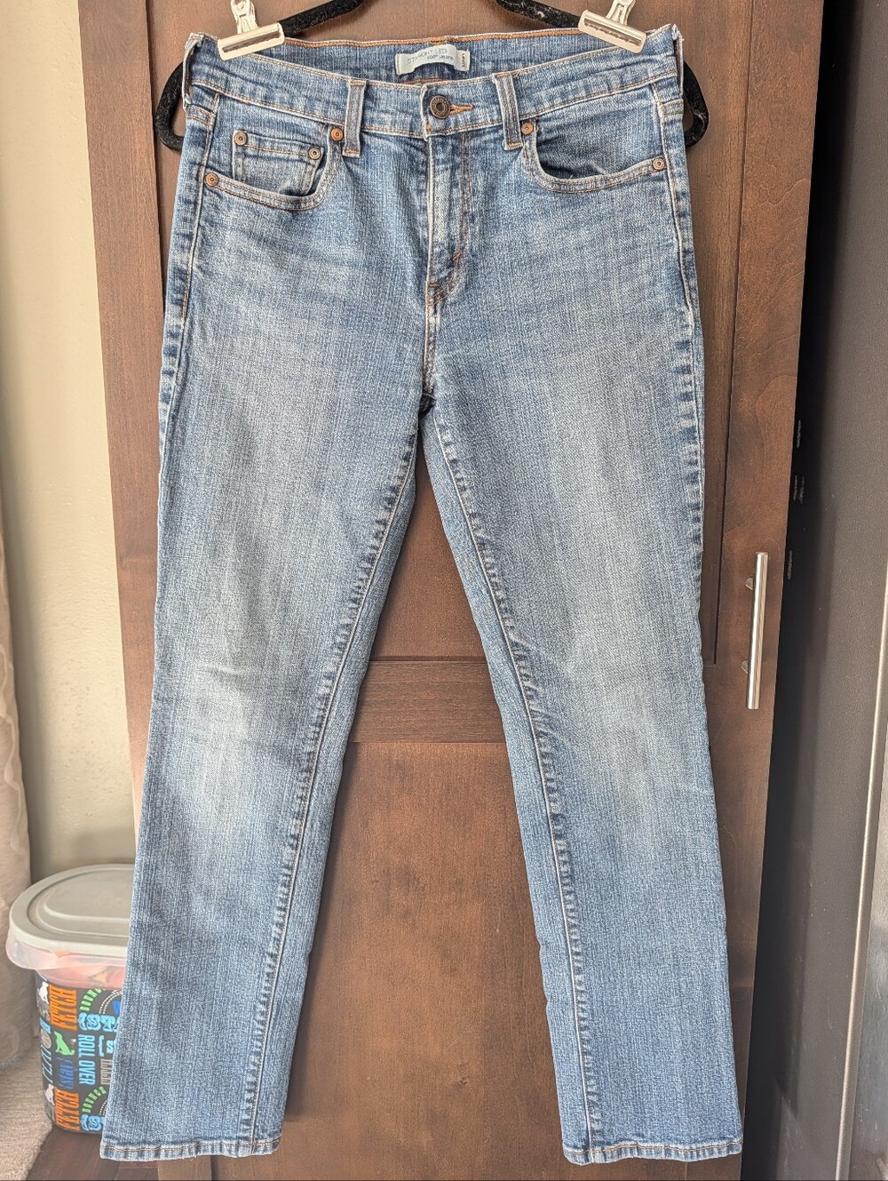 Levi's 505 Women's Straight Leg Jeans. Sz 8M. Medium Wash.